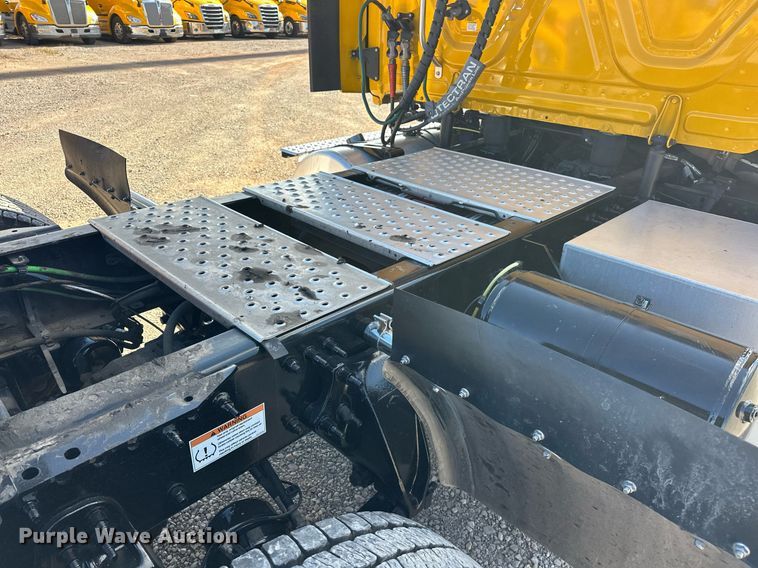 image for item ER4734 2022 Freightliner Cascadia 126 semi truck