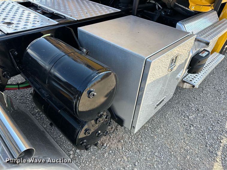 image for item ER4734 2022 Freightliner Cascadia 126 semi truck