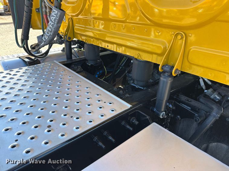 image for item ER4734 2022 Freightliner Cascadia 126 semi truck