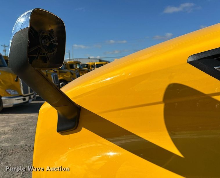 image for item ER4734 2022 Freightliner Cascadia 126 semi truck