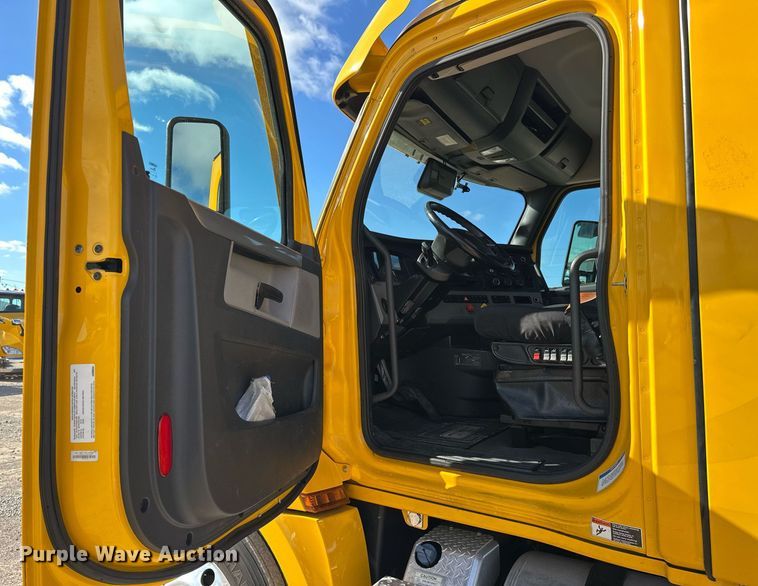 image for item ER4734 2022 Freightliner Cascadia 126 semi truck