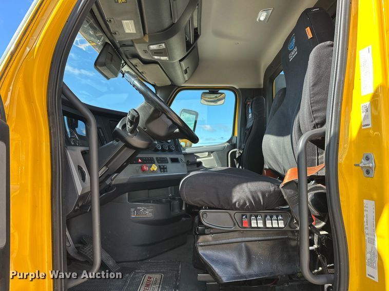 image for item ER4734 2022 Freightliner Cascadia 126 semi truck