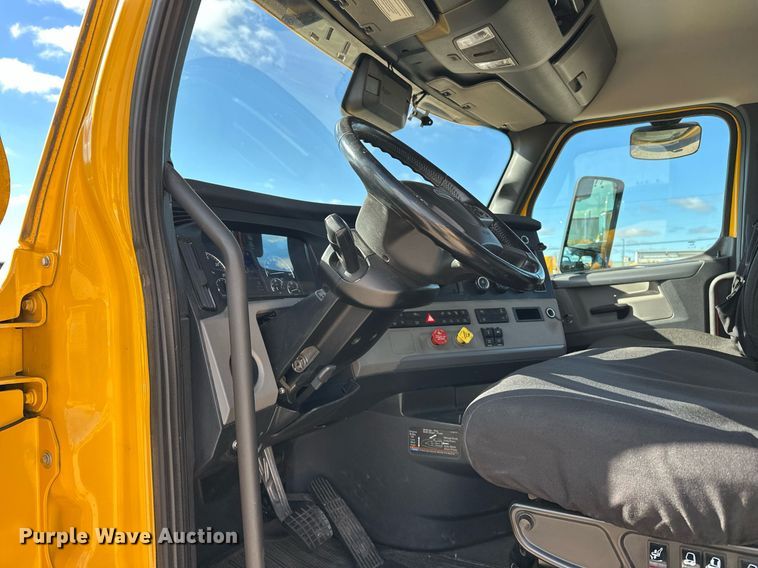 image for item ER4734 2022 Freightliner Cascadia 126 semi truck