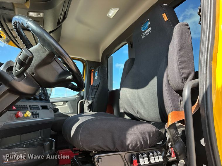 image for item ER4734 2022 Freightliner Cascadia 126 semi truck