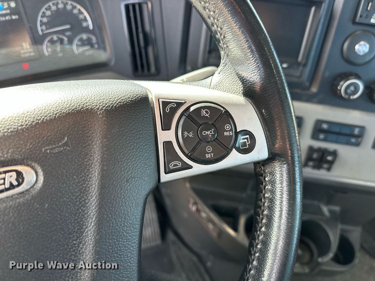 image for item ER4734 2022 Freightliner Cascadia 126 semi truck