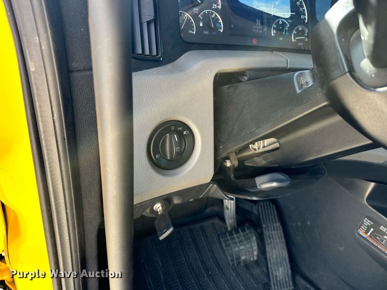 image for item ER4734 2022 Freightliner Cascadia 126 semi truck