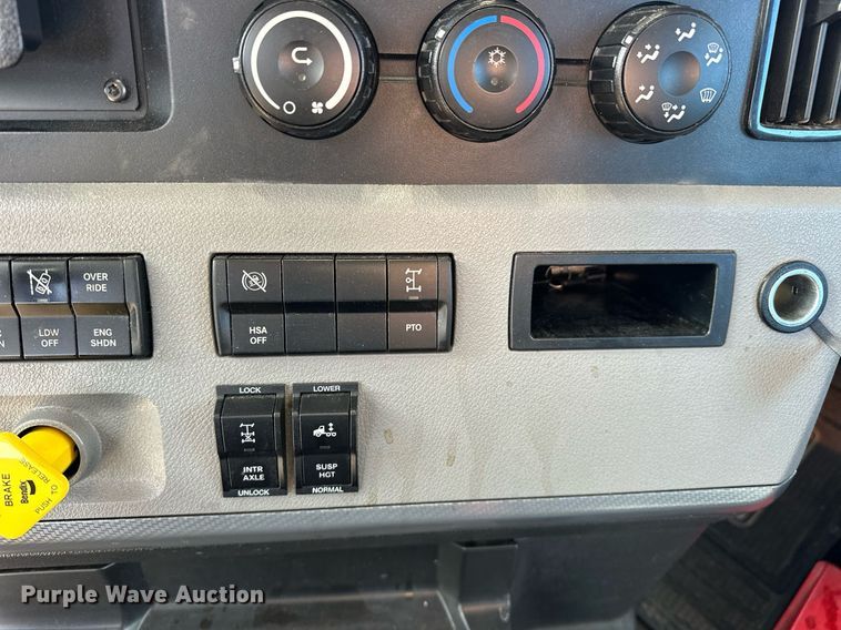 image for item ER4734 2022 Freightliner Cascadia 126 semi truck