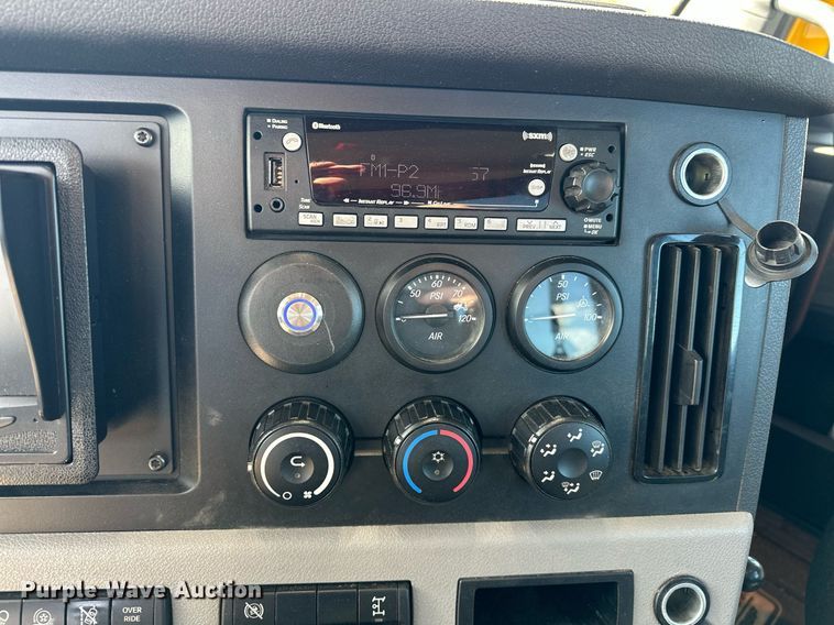 image for item ER4734 2022 Freightliner Cascadia 126 semi truck