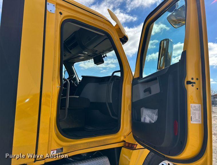 image for item ER4734 2022 Freightliner Cascadia 126 semi truck
