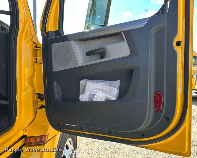 image for item ER4734 2022 Freightliner Cascadia 126 semi truck