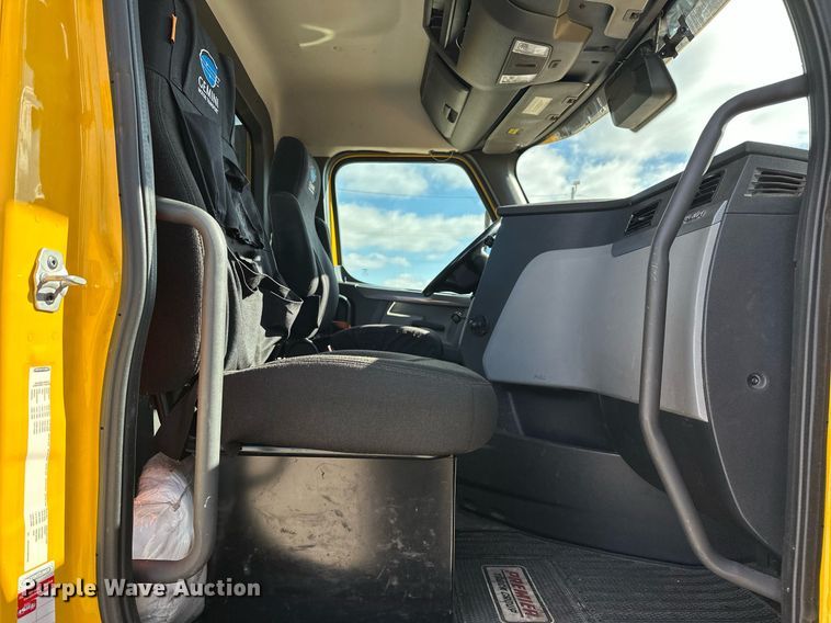 image for item ER4734 2022 Freightliner Cascadia 126 semi truck