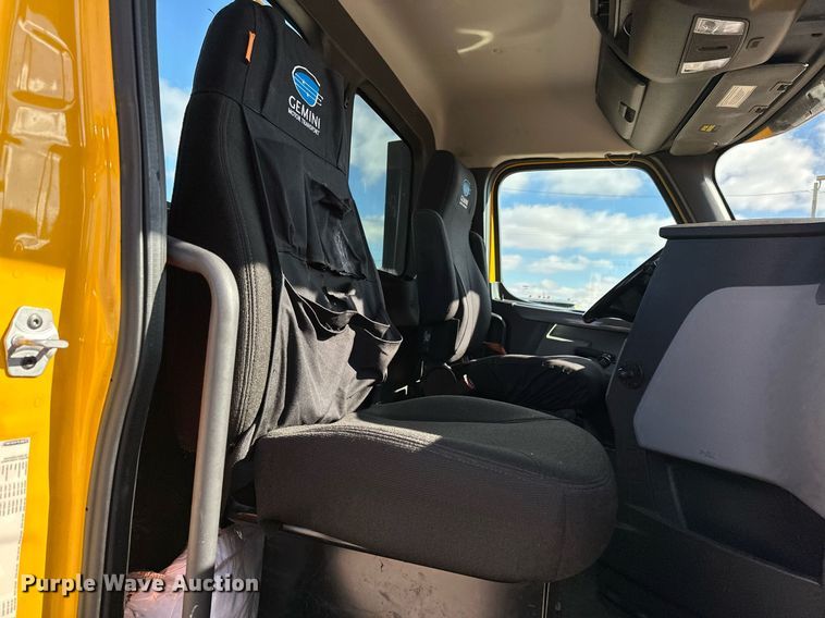 image for item ER4734 2022 Freightliner Cascadia 126 semi truck