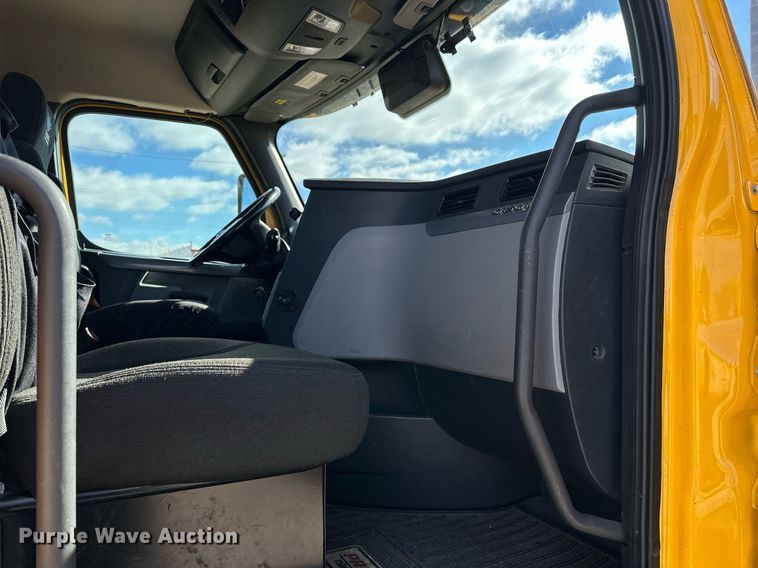 image for item ER4734 2022 Freightliner Cascadia 126 semi truck