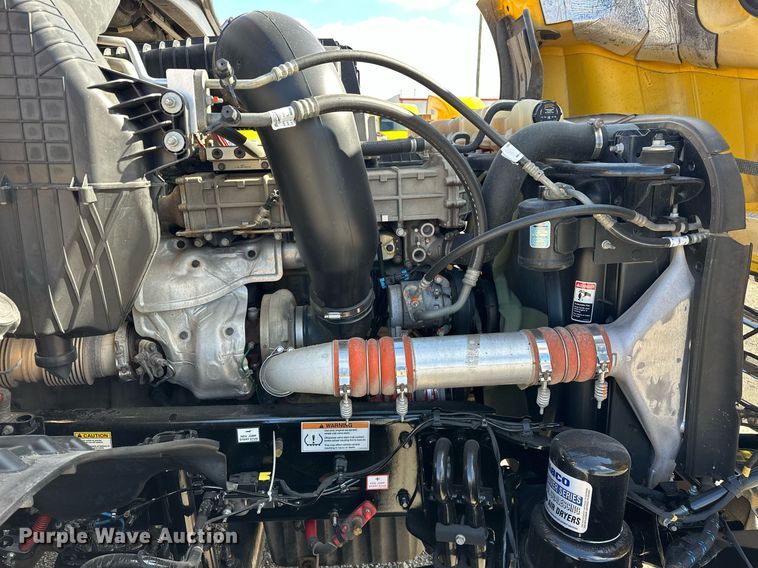 image for item ER4734 2022 Freightliner Cascadia 126 semi truck