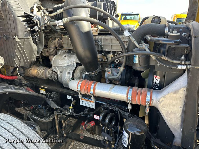 image for item ER4734 2022 Freightliner Cascadia 126 semi truck