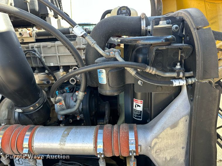 image for item ER4734 2022 Freightliner Cascadia 126 semi truck