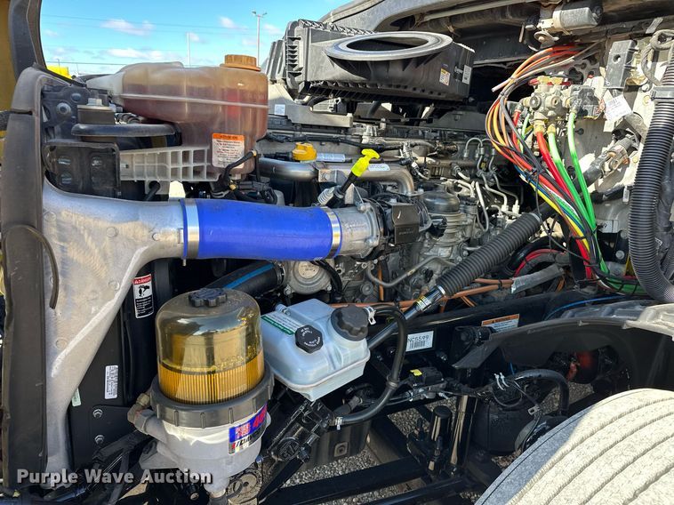 image for item ER4734 2022 Freightliner Cascadia 126 semi truck