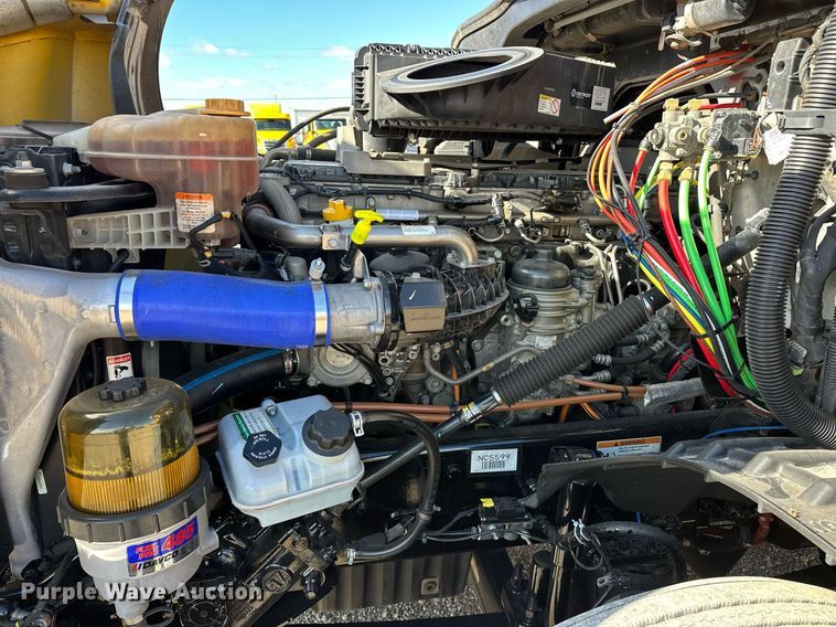 image for item ER4734 2022 Freightliner Cascadia 126 semi truck