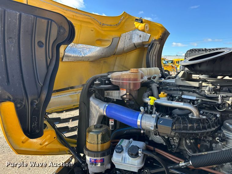 image for item ER4734 2022 Freightliner Cascadia 126 semi truck