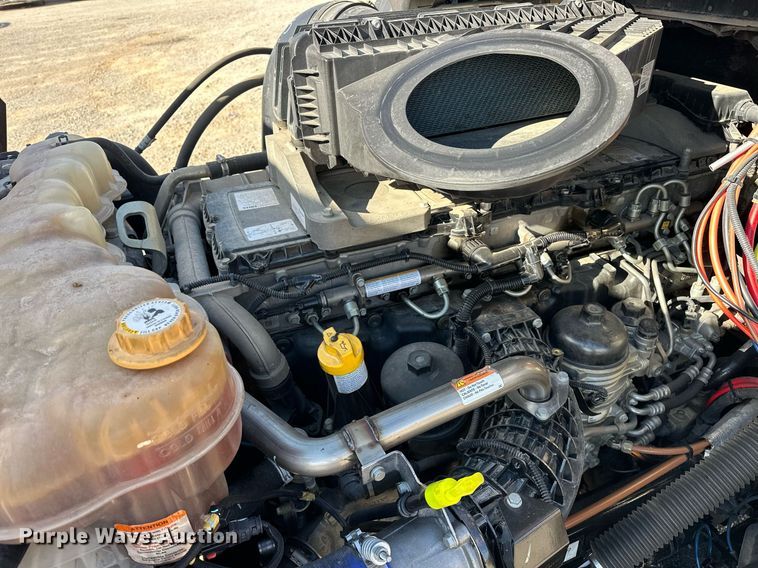 image for item ER4734 2022 Freightliner Cascadia 126 semi truck