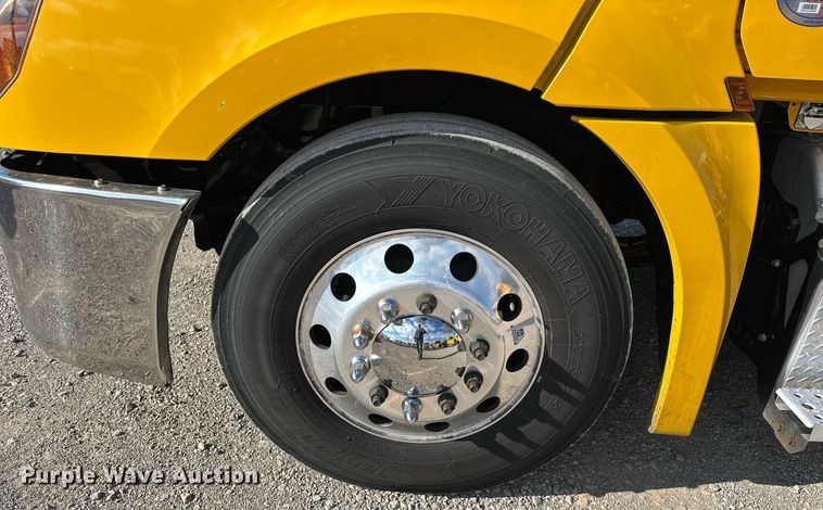 image for item ER4734 2022 Freightliner Cascadia 126 semi truck