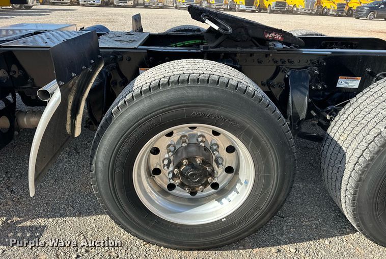 image for item ER4734 2022 Freightliner Cascadia 126 semi truck