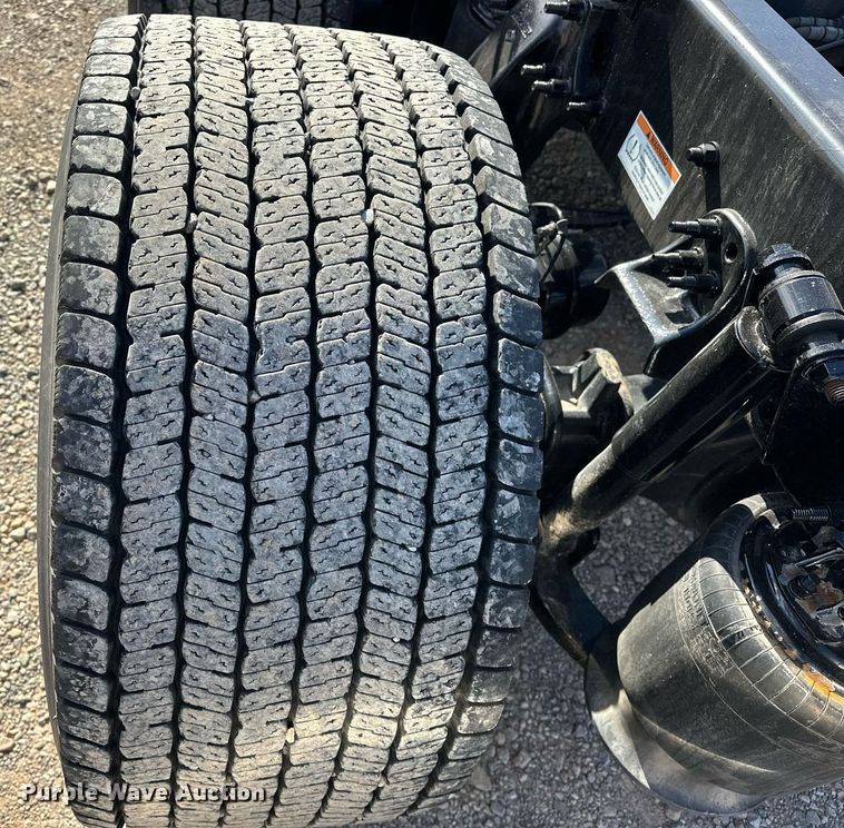 image for item ER4734 2022 Freightliner Cascadia 126 semi truck