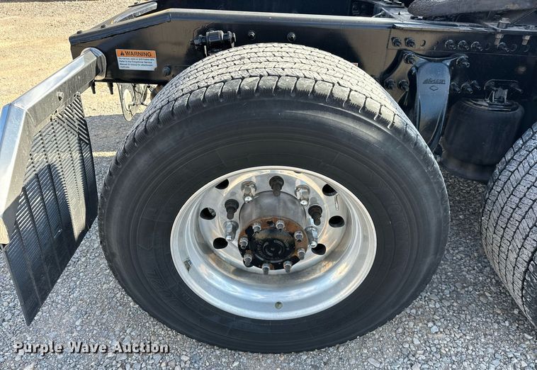 image for item ER4734 2022 Freightliner Cascadia 126 semi truck