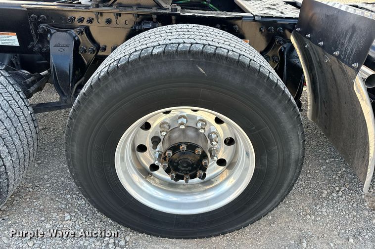 image for item ER4734 2022 Freightliner Cascadia 126 semi truck