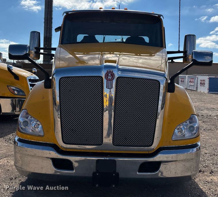 image for item ER4736 2022 Kenworth T680 semi truck
