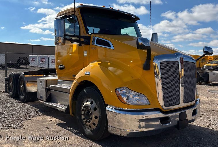 image for item ER4736 2022 Kenworth T680 semi truck
