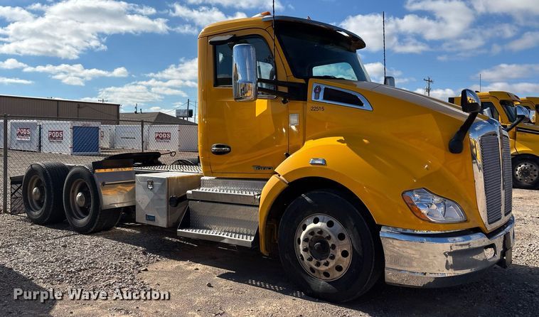 image for item ER4736 2022 Kenworth T680 semi truck