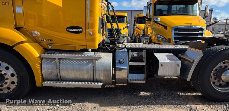 image for item ER4736 2022 Kenworth T680 semi truck