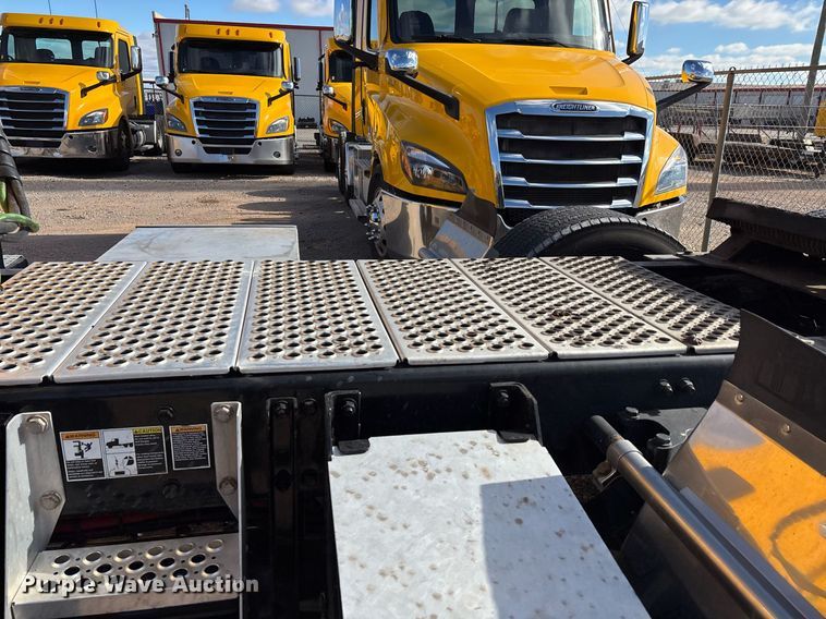 image for item ER4736 2022 Kenworth T680 semi truck