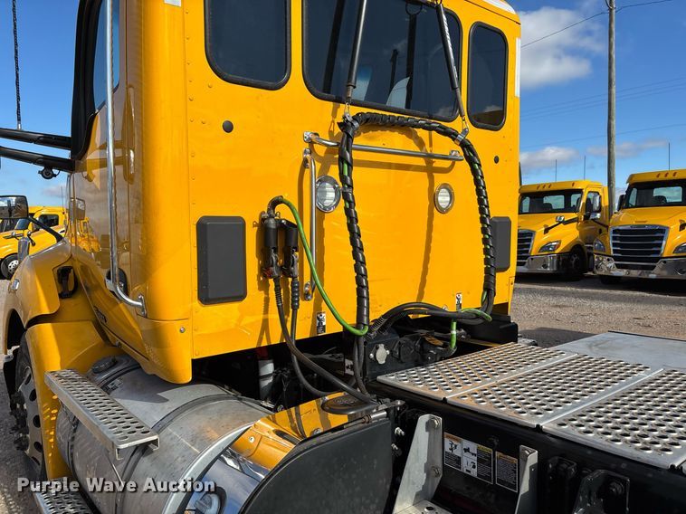 image for item ER4736 2022 Kenworth T680 semi truck