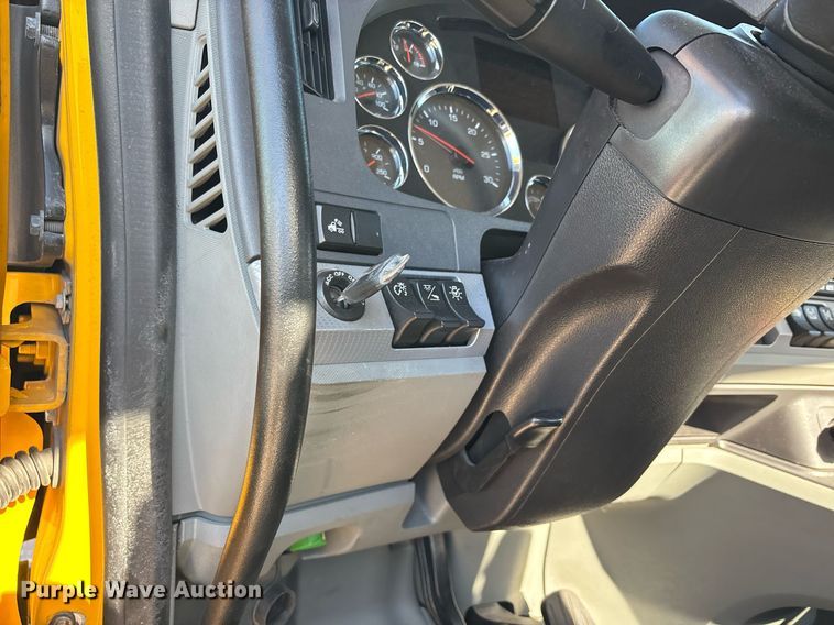 image for item ER4736 2022 Kenworth T680 semi truck