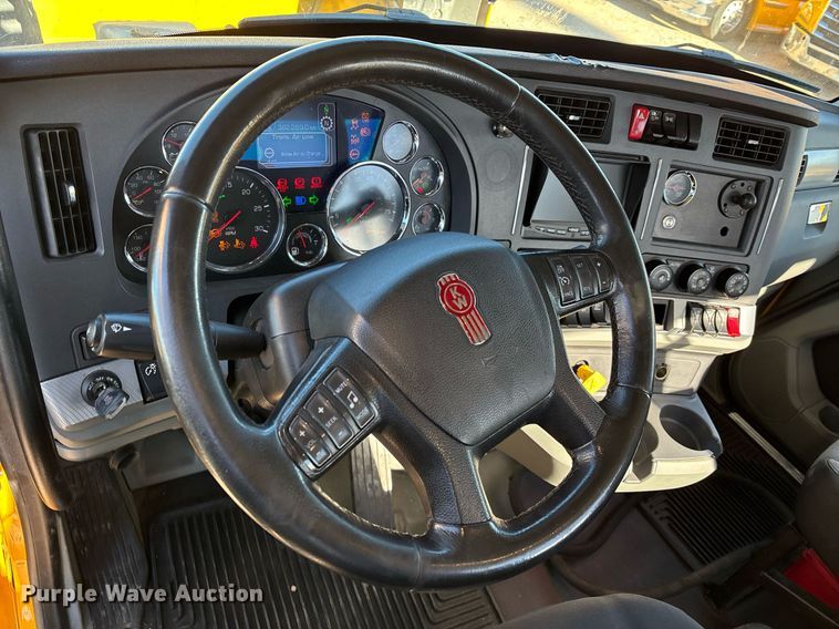 image for item ER4736 2022 Kenworth T680 semi truck