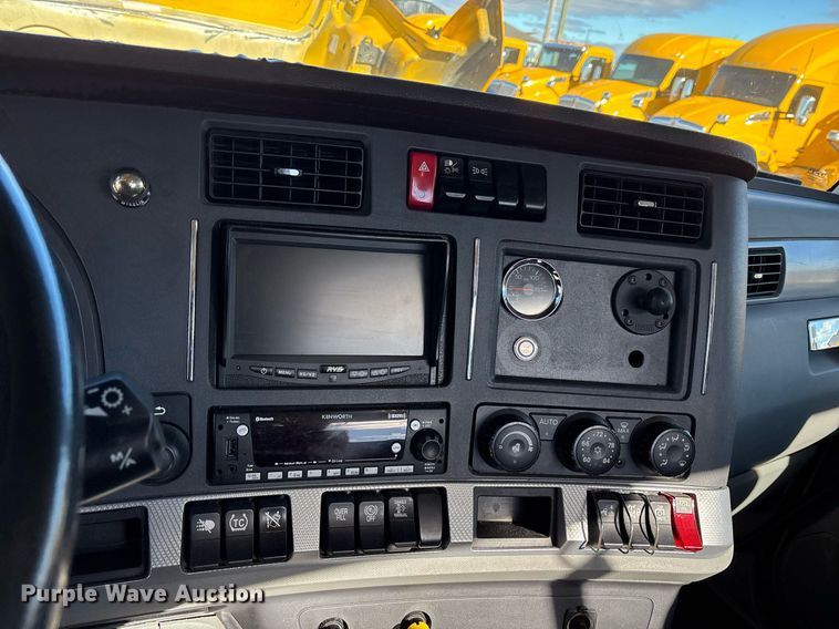 image for item ER4736 2022 Kenworth T680 semi truck