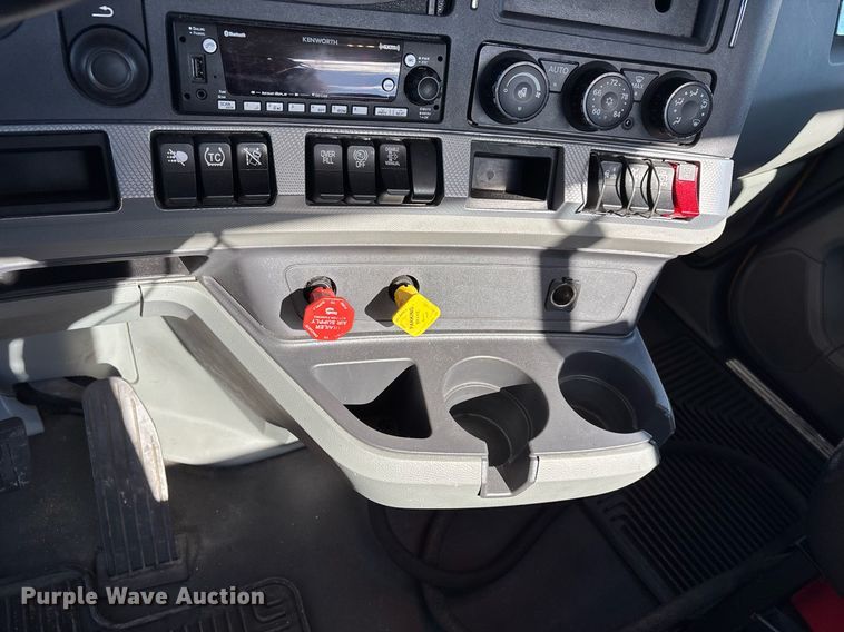 image for item ER4736 2022 Kenworth T680 semi truck