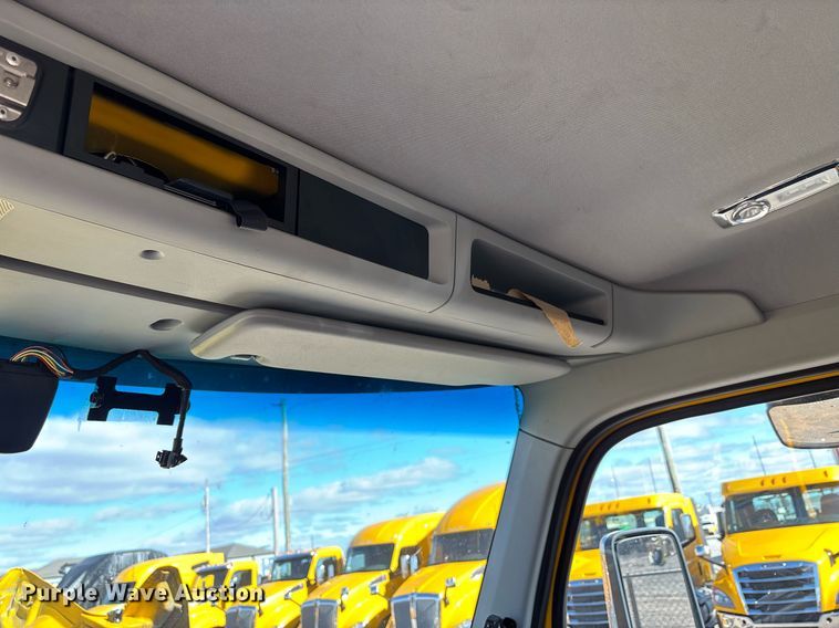 image for item ER4736 2022 Kenworth T680 semi truck