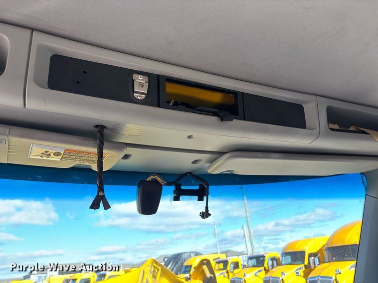 image for item ER4736 2022 Kenworth T680 semi truck