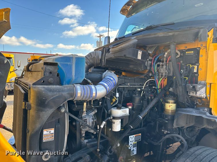 image for item ER4736 2022 Kenworth T680 semi truck