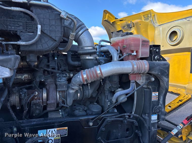 image for item ER4736 2022 Kenworth T680 semi truck