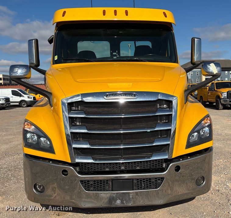 image for item ER4737 2020 Freightliner Cascadia 126 semi truck