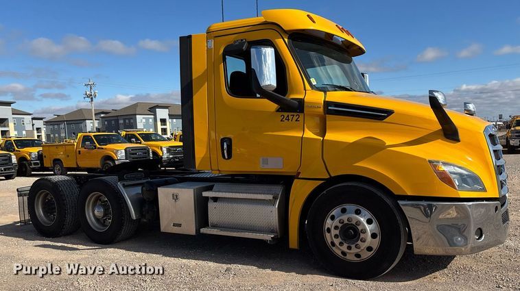 image for item ER4737 2020 Freightliner Cascadia 126 semi truck