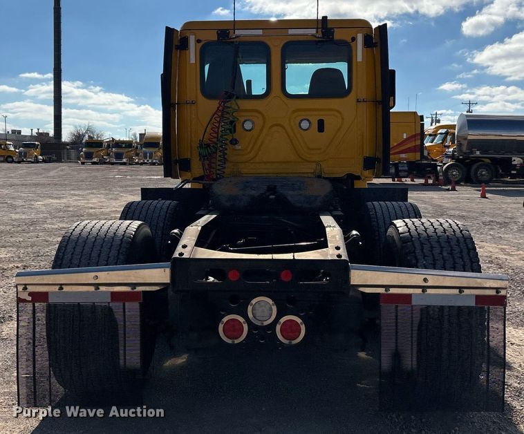 image for item ER4737 2020 Freightliner Cascadia 126 semi truck