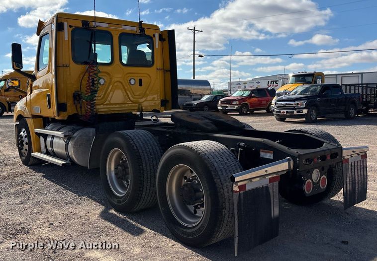 image for item ER4737 2020 Freightliner Cascadia 126 semi truck