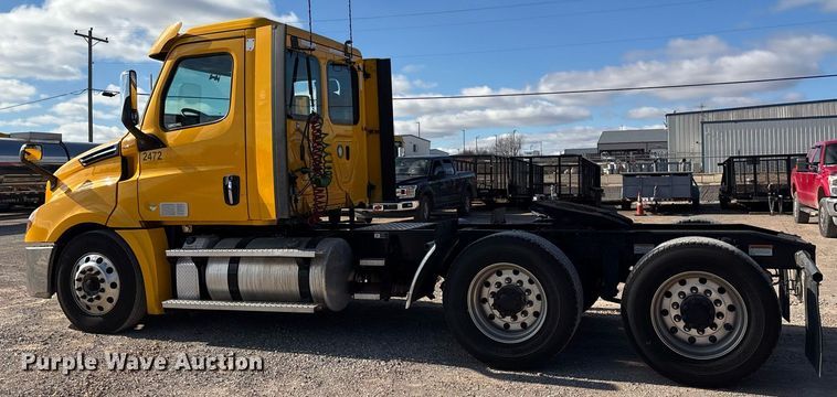 image for item ER4737 2020 Freightliner Cascadia 126 semi truck