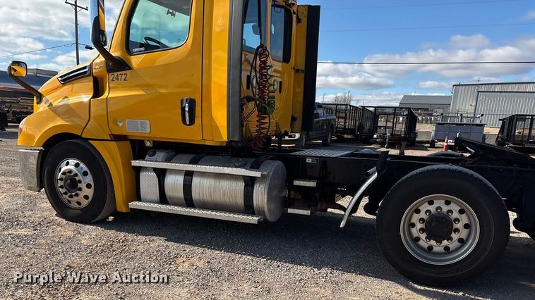 image for item ER4737 2020 Freightliner Cascadia 126 semi truck