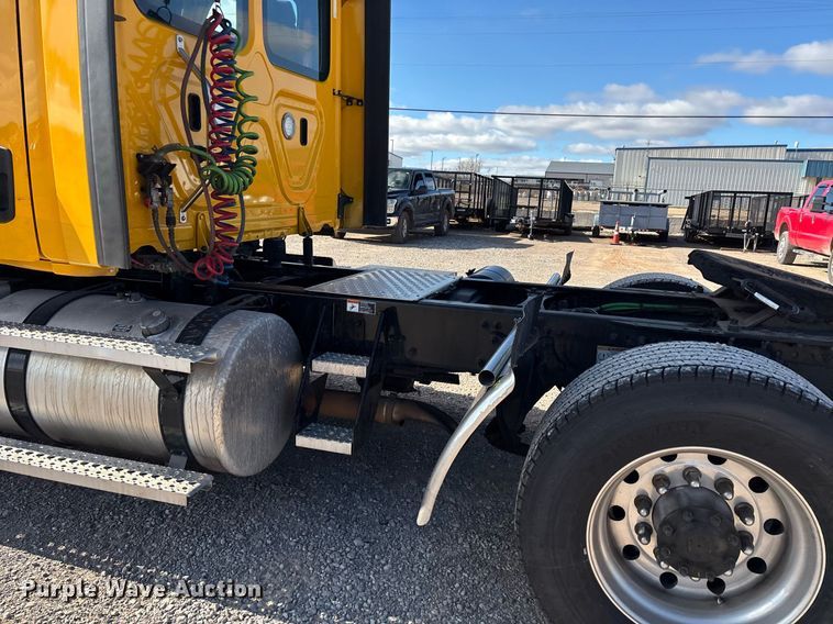 image for item ER4737 2020 Freightliner Cascadia 126 semi truck